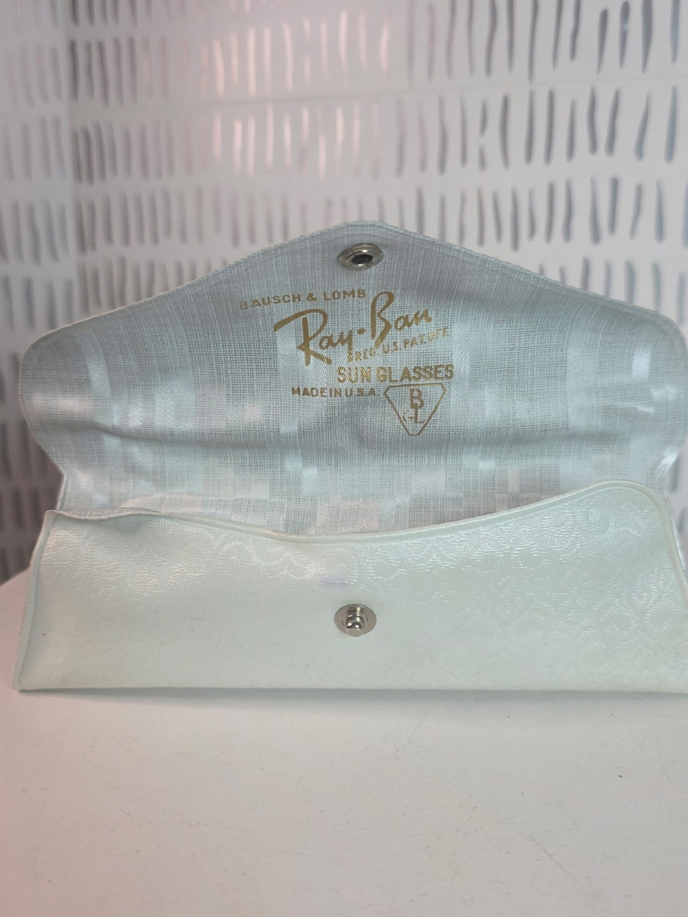 Vintage Bausch & Lomb Ray-Ban Sunglasses Case White Snap USA B&L No Glasses